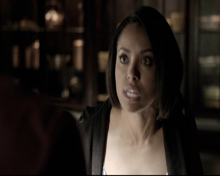 VampireDiariesWorld-dot-nl_6x02YellowLedbetter1371.jpg