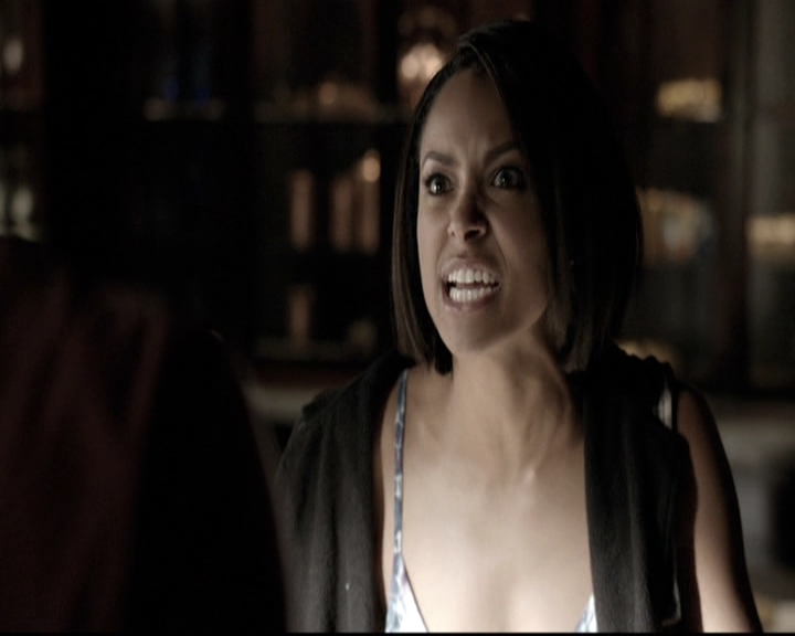 VampireDiariesWorld-dot-nl_6x02YellowLedbetter1379.jpg