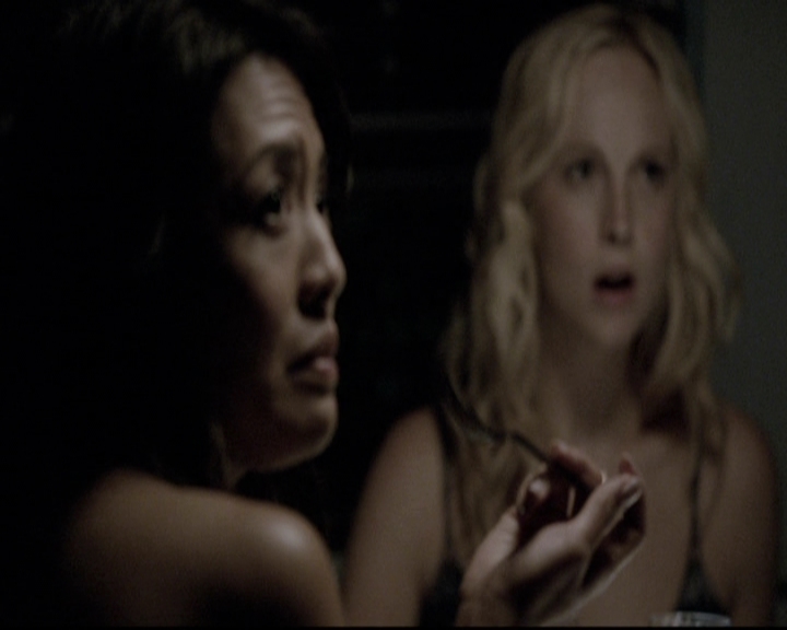VampireDiariesWorld-dot-nl_6x02YellowLedbetter1395.jpg