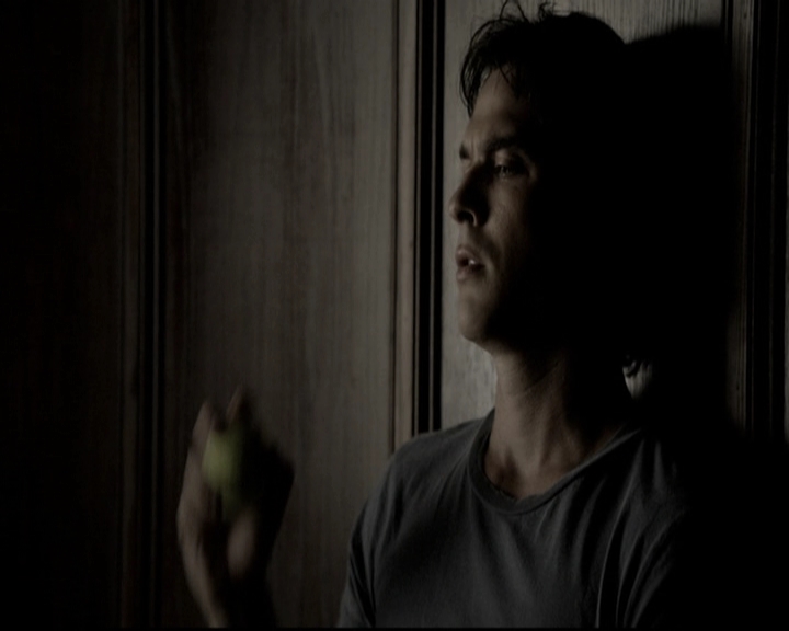 VampireDiariesWorld-dot-nl_6x02YellowLedbetter1742.jpg