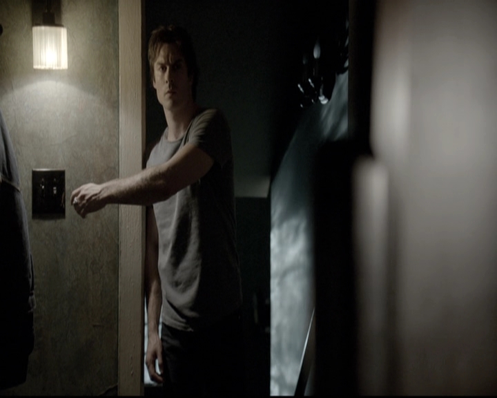 VampireDiariesWorld-dot-nl_6x02YellowLedbetter1766.jpg