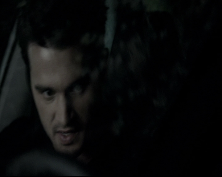VampireDiariesWorld-dot-nl_6x02YellowLedbetter1975.jpg