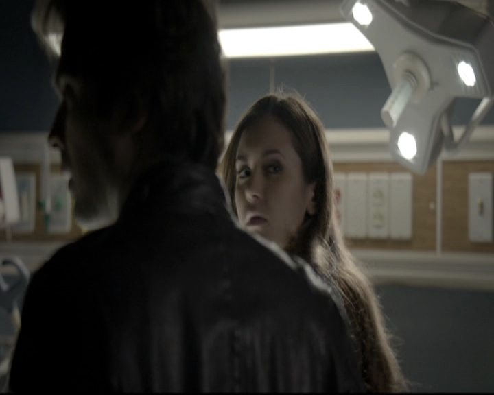 VampireDiariesWorld-dot-nl_6x12PrayerForTheDying1283.jpg