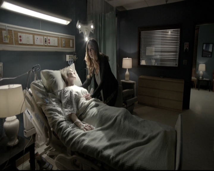 VampireDiariesWorld-dot-nl_6x12PrayerForTheDying1359.jpg
