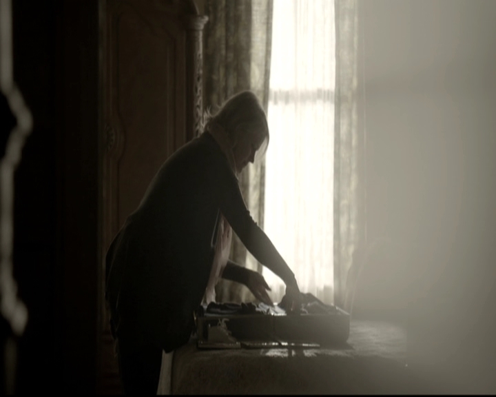 VampireDiariesWorld-dot-nl_6x12PrayerForTheDying1745.jpg