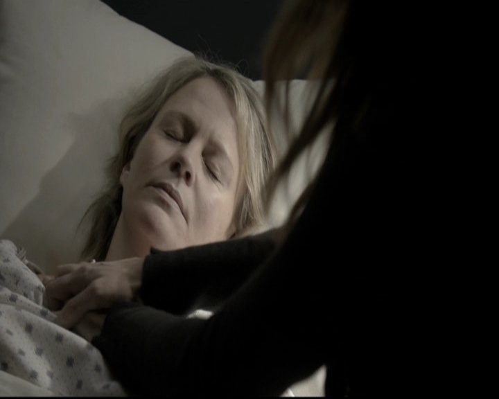 VampireDiariesWorld-dot-nl_6x12PrayerForTheDying1802.jpg