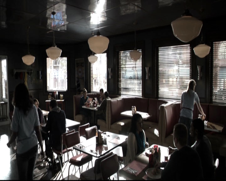 VampireDiariesWorld-dot-nl_6x17ABirdInAGildedCage0440.jpg