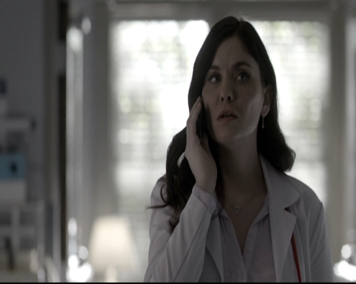 VampireDiariesWorld-dot-nl_6x17ABirdInAGildedCage0801.jpg