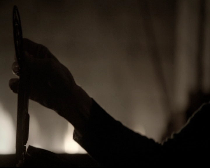 VampireDiariesWorld-dot-nl_6x18INeverCouldLoveLikeThat2218.jpg