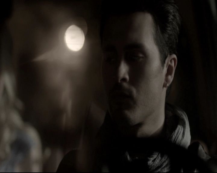 VampireDiariesWorld-dot-nl_6x22ImThinkingOfYouAllTheWhile-deletedscenes0029.jpg
