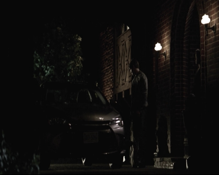 VampireDiariesWorld-dot-nl_6x22ImThinkingOfYouAllTheWhile-deletedscenes0107.jpg