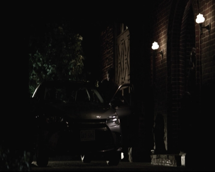 VampireDiariesWorld-dot-nl_6x22ImThinkingOfYouAllTheWhile-deletedscenes0110.jpg