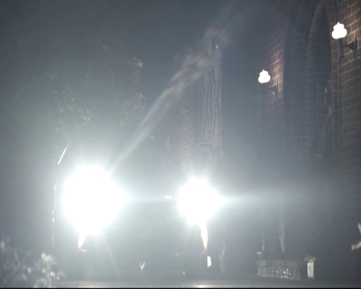 VampireDiariesWorld-dot-nl_6x22ImThinkingOfYouAllTheWhile-deletedscenes0111.jpg