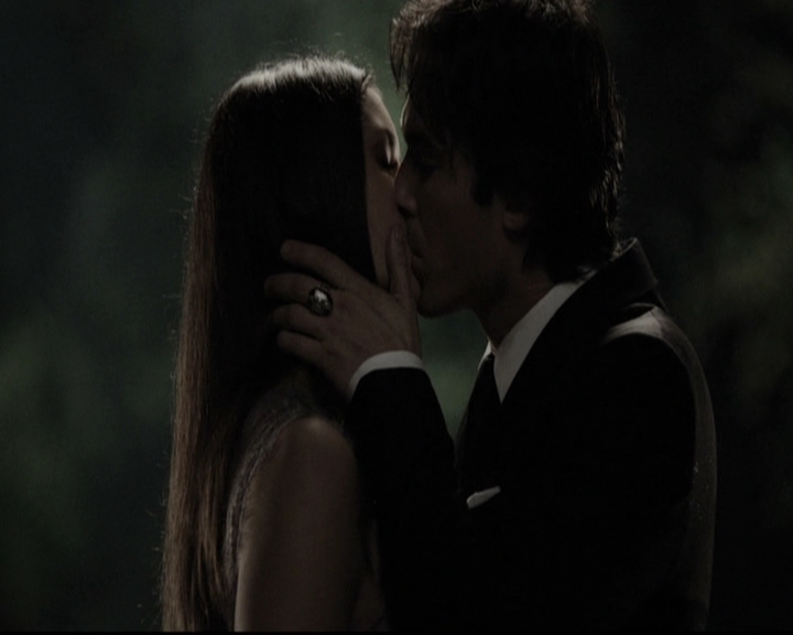 VampireDiariesWorld-dot-nl_6x22ImThinkingOfYouAllTheWhile0022.jpg