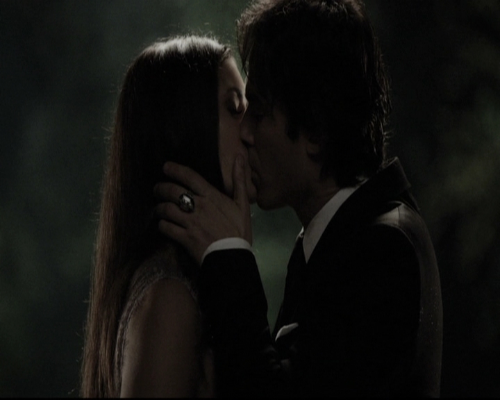 VampireDiariesWorld-dot-nl_6x22ImThinkingOfYouAllTheWhile0023.jpg