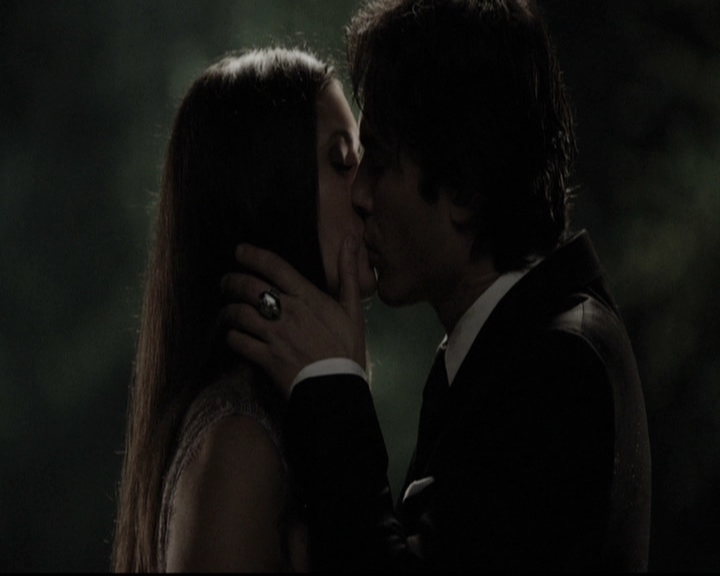 VampireDiariesWorld-dot-nl_6x22ImThinkingOfYouAllTheWhile0024.jpg