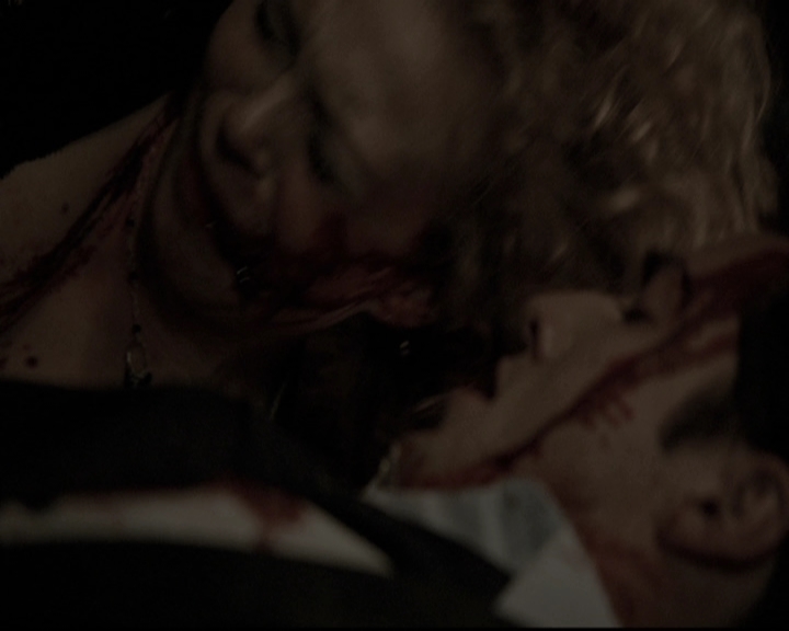 VampireDiariesWorld-dot-nl_6x22ImThinkingOfYouAllTheWhile0315.jpg