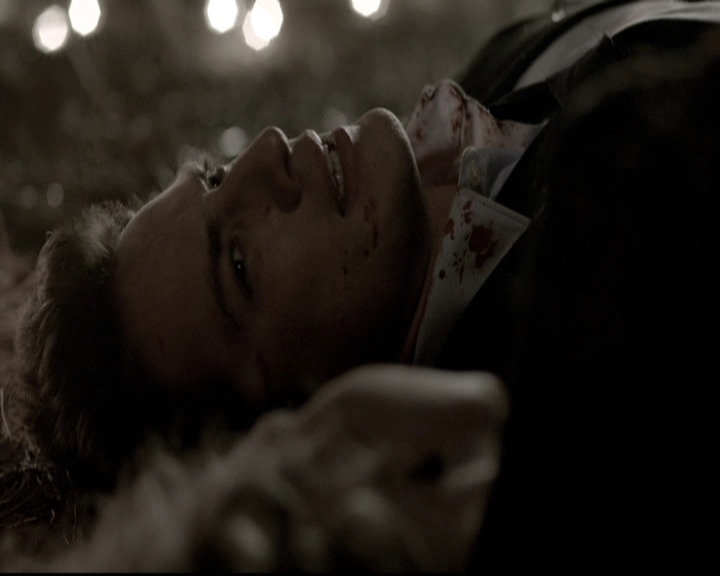 VampireDiariesWorld-dot-nl_6x22ImThinkingOfYouAllTheWhile0321.jpg