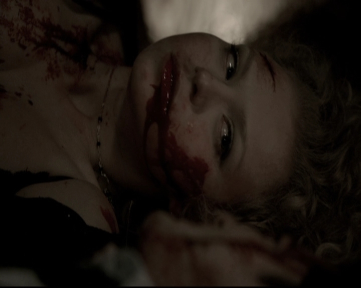 VampireDiariesWorld-dot-nl_6x22ImThinkingOfYouAllTheWhile0325.jpg