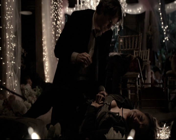 VampireDiariesWorld-dot-nl_6x22ImThinkingOfYouAllTheWhile1373.jpg
