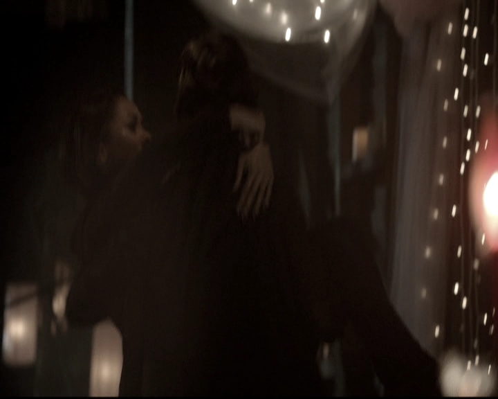 VampireDiariesWorld-dot-nl_6x22ImThinkingOfYouAllTheWhile1419.jpg