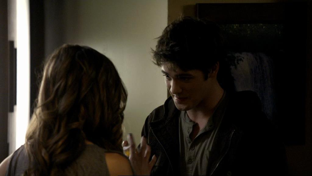 VampireDiariesWorld_dot_org-1x02TheNightOfTheComet01326.jpg