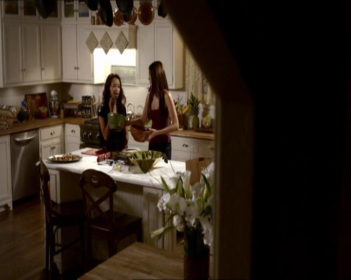 VampireDiariesWorld_dot_org-1x03FridayNightBites0823.jpg