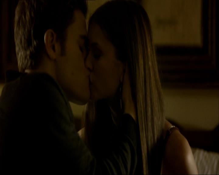 VampireDiariesWorld_dot_org-1x03FridayNightBites1378.jpg
