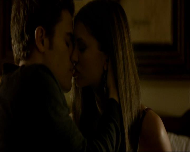 VampireDiariesWorld_dot_org-1x03FridayNightBites1379.jpg
