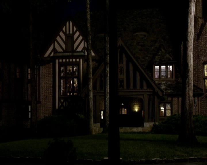 VampireDiariesWorld_dot_org-1x03FridayNightBites2207.jpg