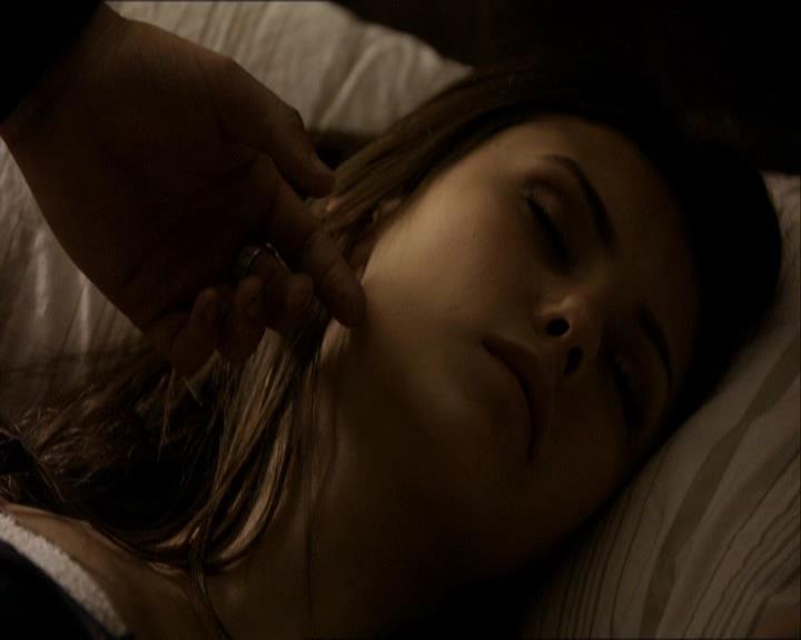 VampireDiariesWorld_dot_org-1x03FridayNightBites2246.jpg