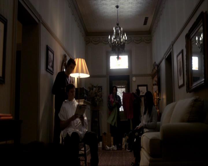 VampireDiariesWorld_dot_org-116ThereGoesTheNeighbourhood0016.jpg