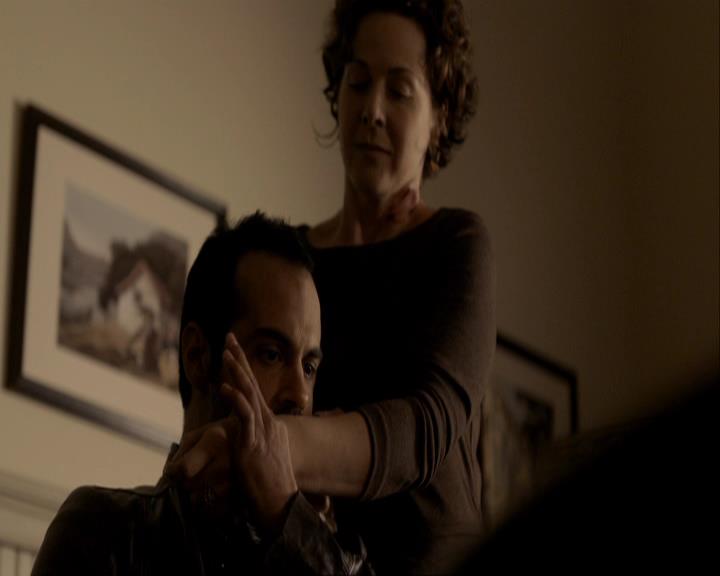 VampireDiariesWorld_dot_org-116ThereGoesTheNeighbourhood0037.jpg