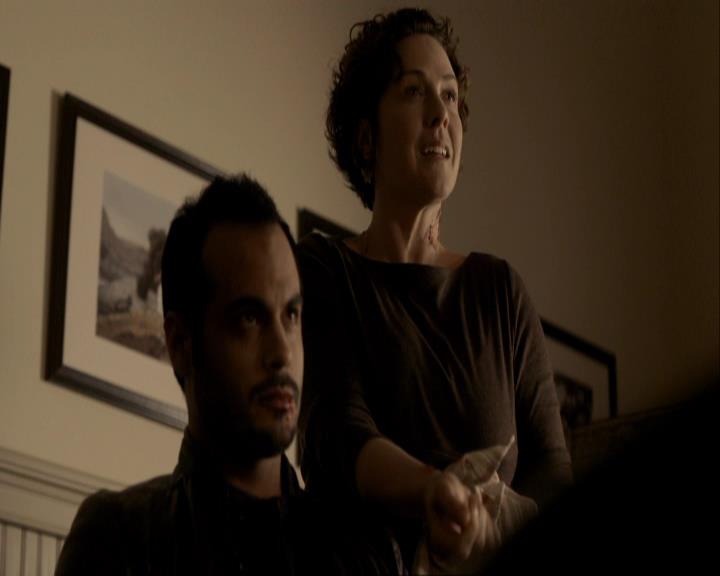 VampireDiariesWorld_dot_org-116ThereGoesTheNeighbourhood0052.jpg