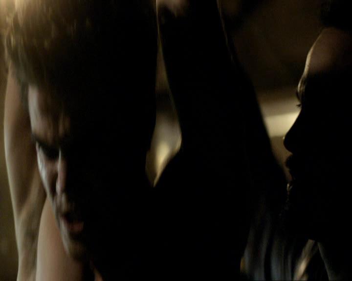 VampireDiariesWorld_dot_org-117LetTheRightOneIn0600.jpg