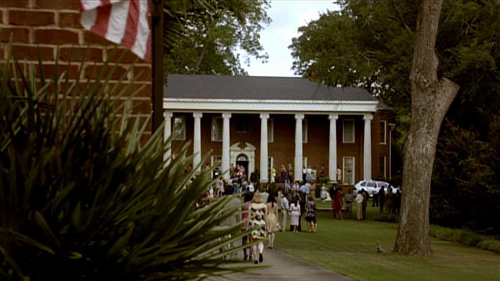 VampireDiariesWorld-dot-org_TVD-S1-SpecialFeatures_IntoMysticFalls_Captures00197.jpg