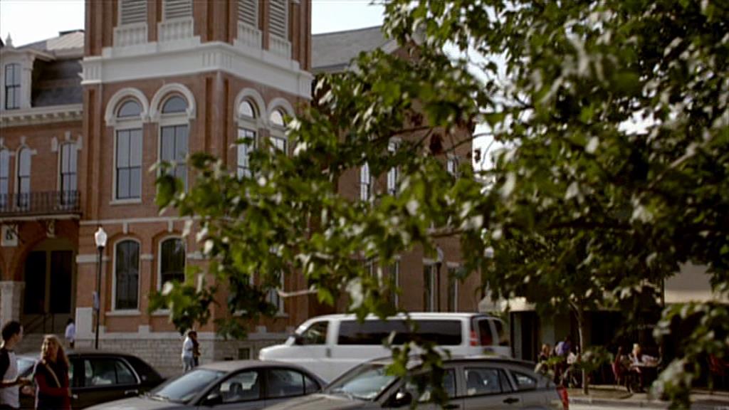 VampireDiariesWorld-dot-org_TVD-S1-SpecialFeatures_IntoMysticFalls_Captures00204.jpg