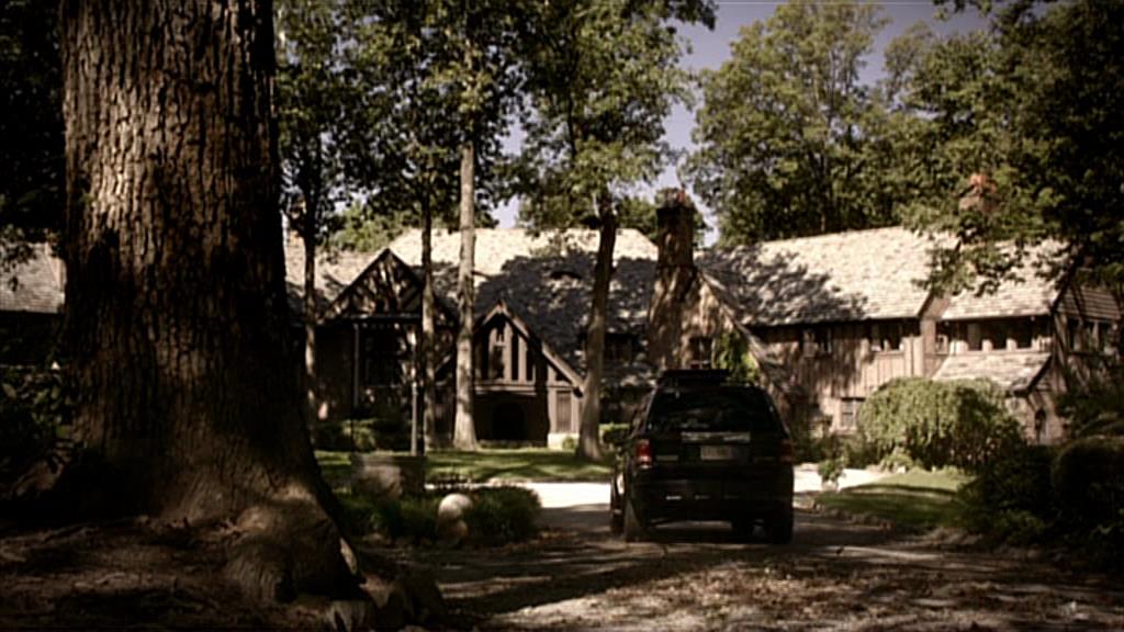 VampireDiariesWorld-dot-org_TVD-S1-SpecialFeatures_IntoMysticFalls_Captures01367.jpg