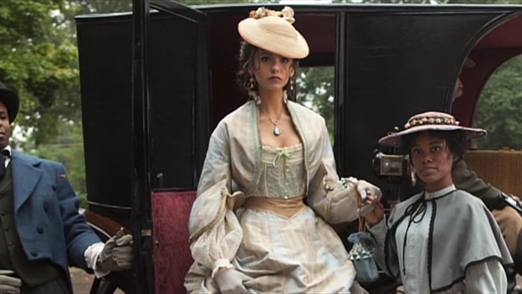 VampireDiariesWorld-dot-org_TVD-S1-SpecialFeatures_IntoMysticFalls_Captures01429.jpg