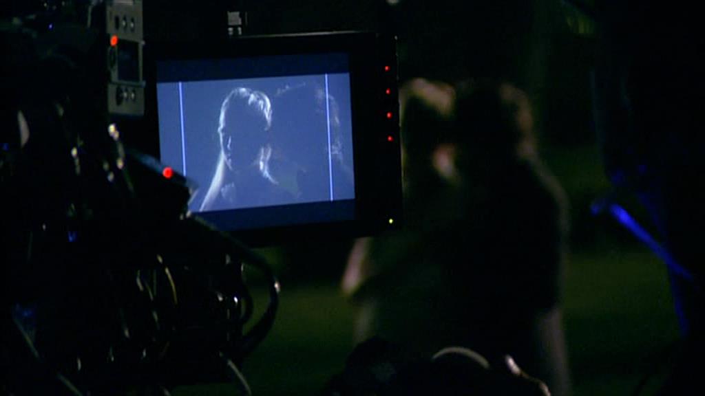 VampireDiariesWorld-dot-org_TVD-S1-SpecialFeatures_IntoMysticFalls_Captures01523.jpg
