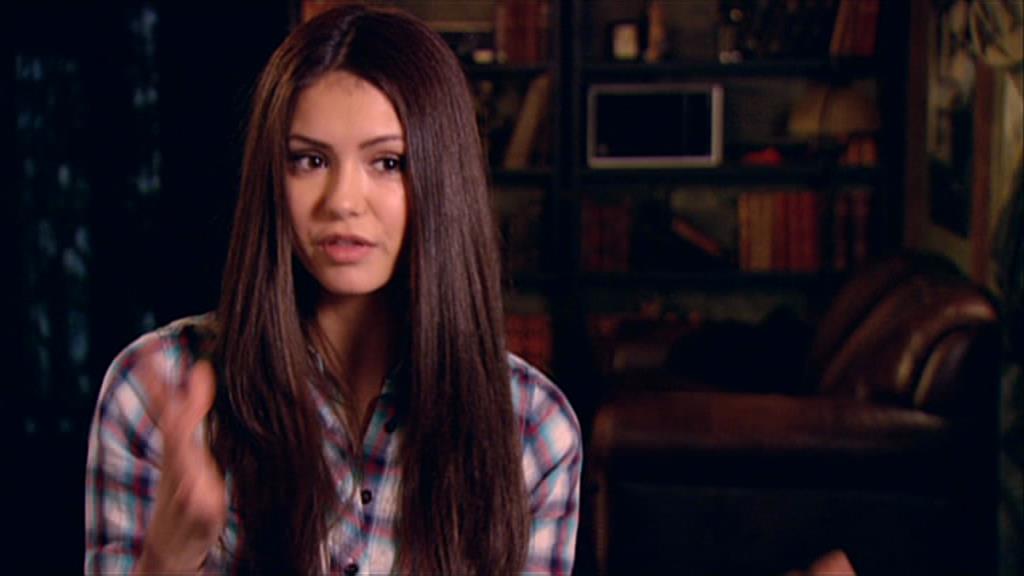 VampireDiariesWorld-dot-org_TVD-S1-SpecialFeatures_WhenVampireDontSuck_Captures00902.jpg