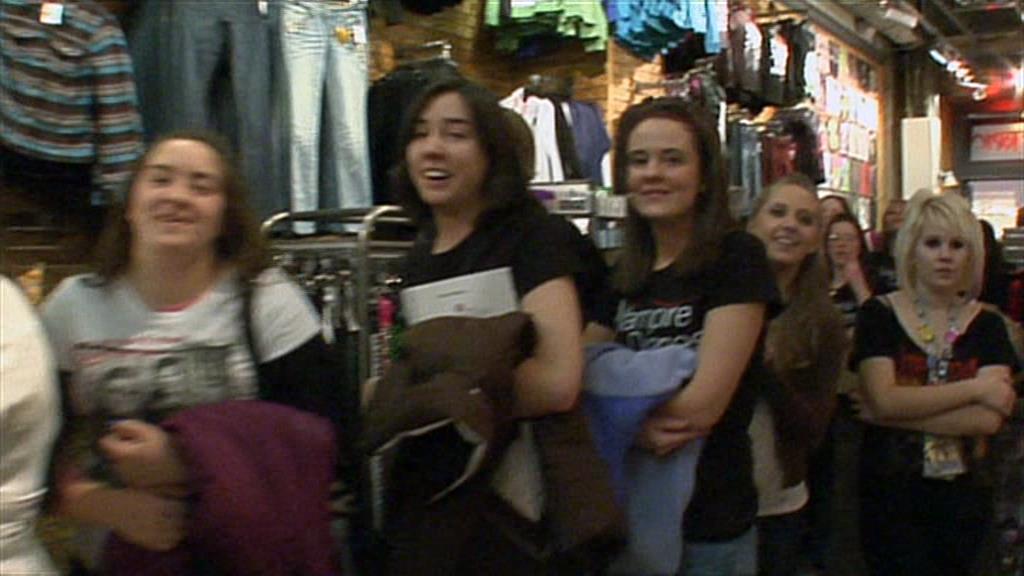 VampireDiariesWorld-dot-org_TVD-S1-SpecialFeatures_WhenVampireDontSuck_Captures00905.jpg