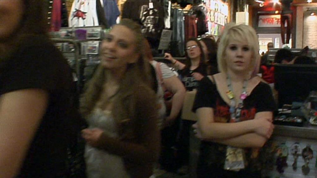 VampireDiariesWorld-dot-org_TVD-S1-SpecialFeatures_WhenVampireDontSuck_Captures00907.jpg