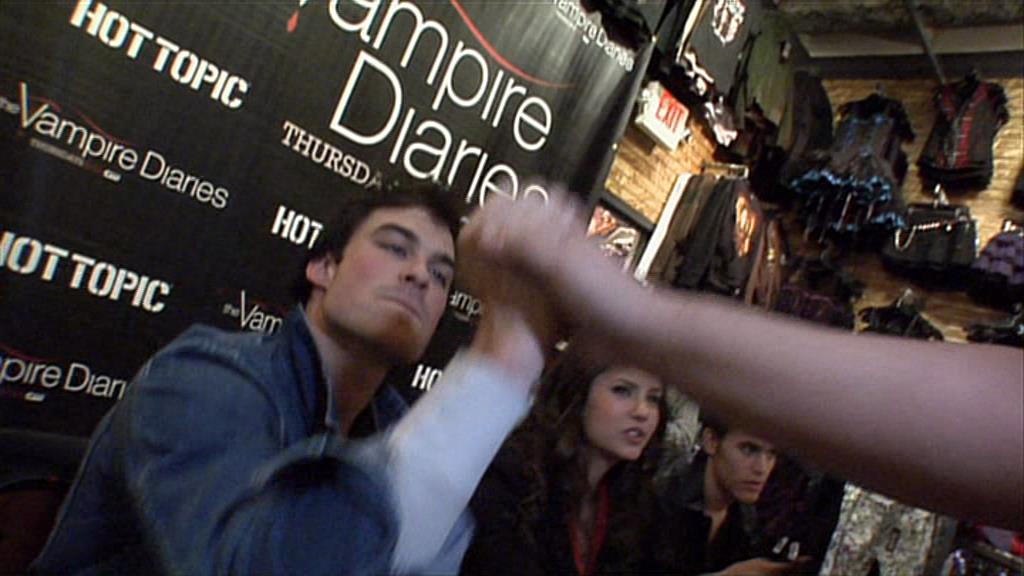 VampireDiariesWorld-dot-org_TVD-S1-SpecialFeatures_WhenVampireDontSuck_Captures00915.jpg
