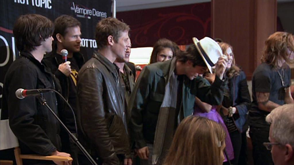 VampireDiariesWorld-dot-org_TVD-S1-SpecialFeatures_WhenVampireDontSuck_Captures00997.jpg
