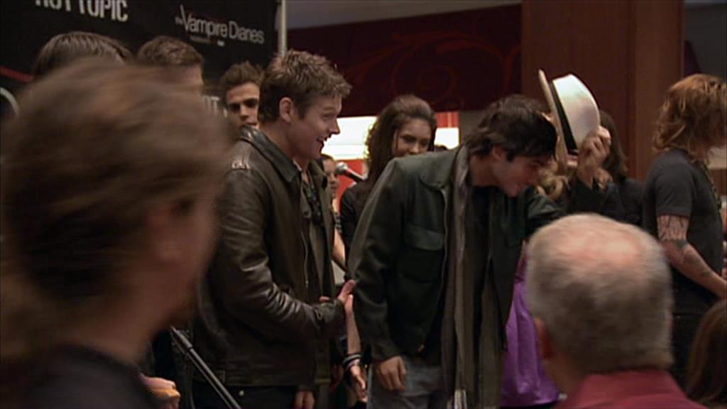 VampireDiariesWorld-dot-org_TVD-S1-SpecialFeatures_WhenVampireDontSuck_Captures00998.jpg