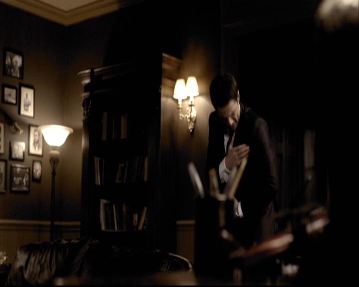VampireDiariesWorld-dot-org_2x07Masquerade1538.jpg