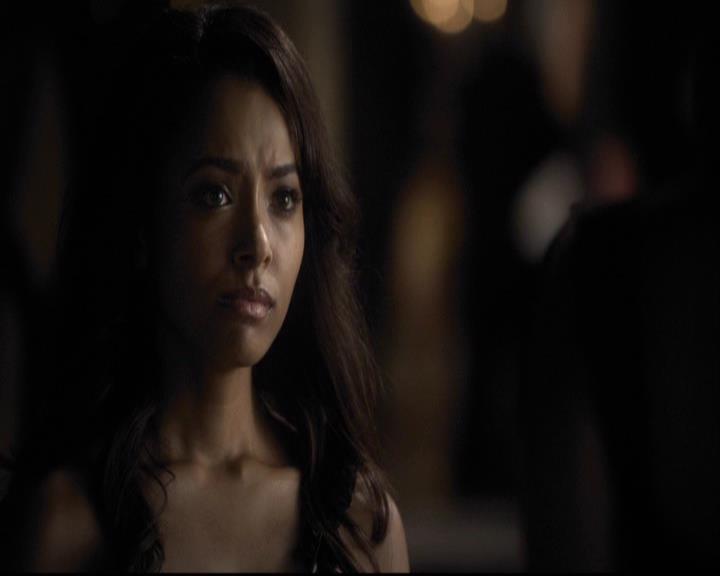 VampireDiariesWorld-dot-org_2x07Masquerade1990.jpg