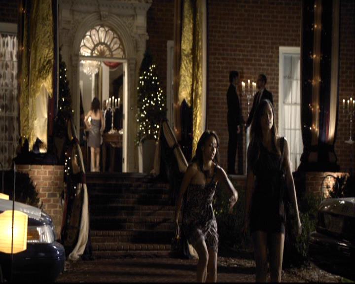 VampireDiariesWorld-dot-org_2x07Masquerade1996.jpg