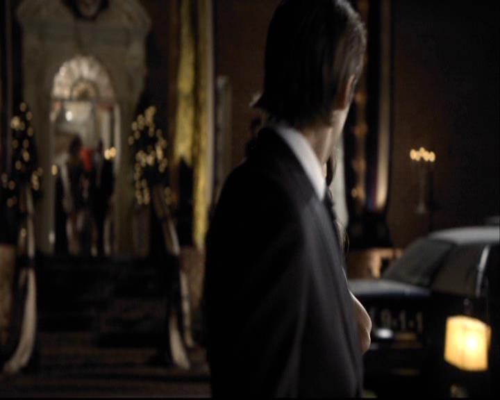 VampireDiariesWorld-dot-org_2x07Masquerade2027.jpg